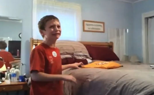 Como uma criança reage quando roubam seus doces?