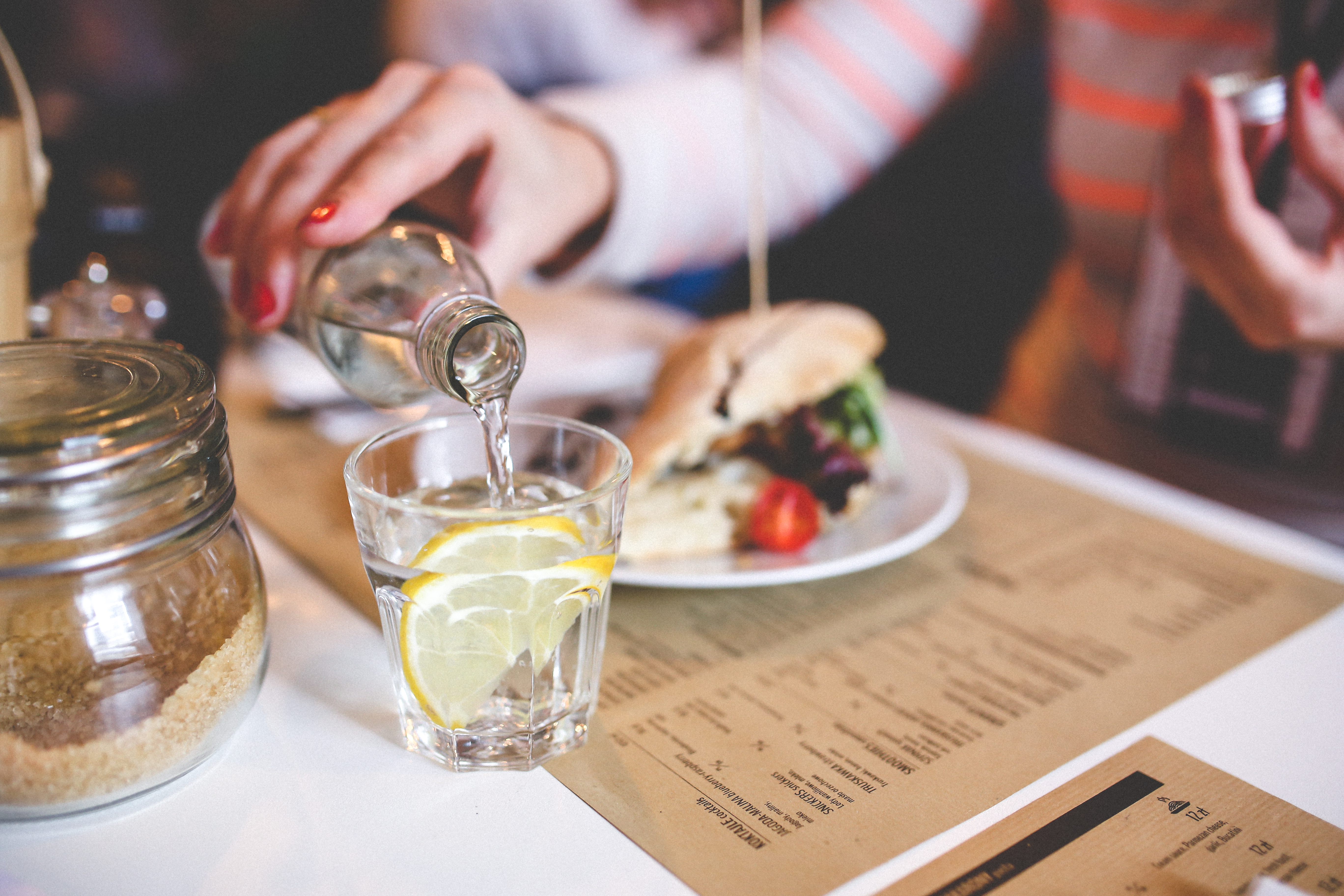 É verdade que faz mal beber líquidos durante as refeições?