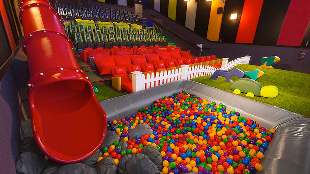Rede de cinemas choca americanos ao lançar sala com playground