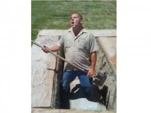 Coveiro é demitido por postar vídeo no Facebook dançando sobre túmulo