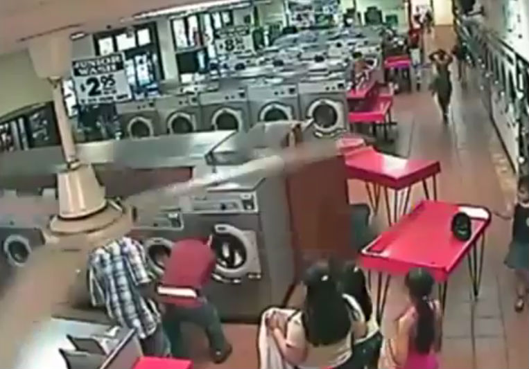 Pai coloca criança em máquina de lavar e liga o aparelho acidentalmente