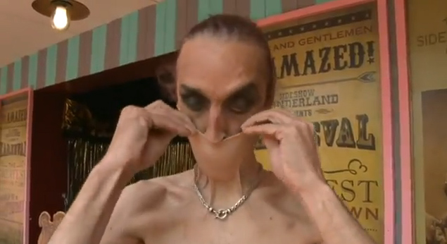 Homem com síndrome rara consegue fazer “máscara” com a pele do pescoço