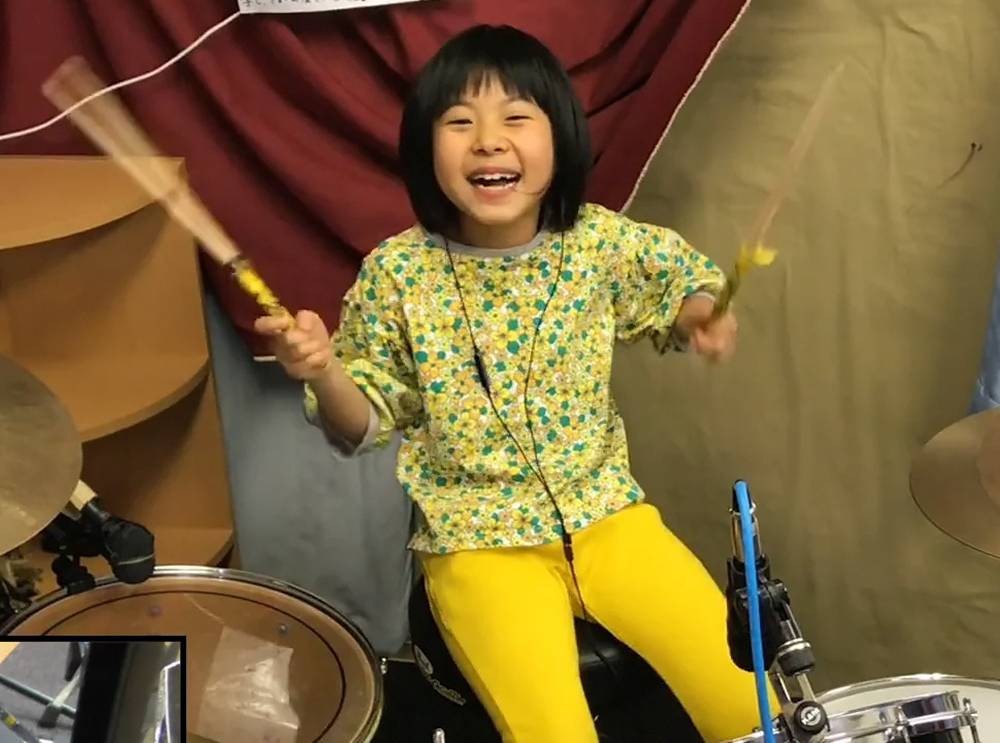 Menina de 8 anos brilha muito ao tocar Led Zeppelin na bateria