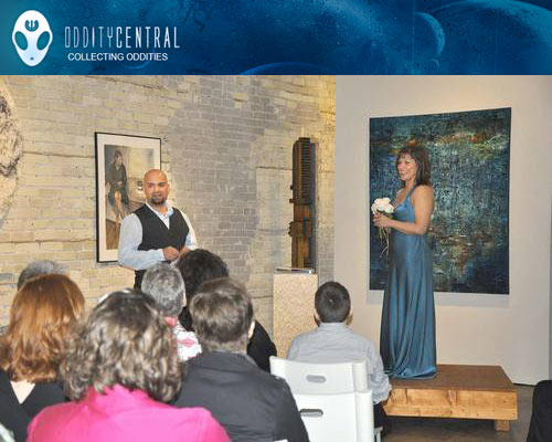 Para não se sentir “encalhada”, mulher casa com ela mesma