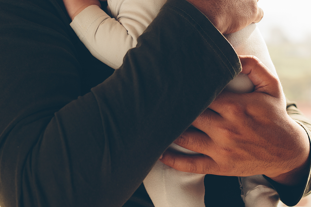 Pais também podem sofrer os sintomas da depressão pós-parto