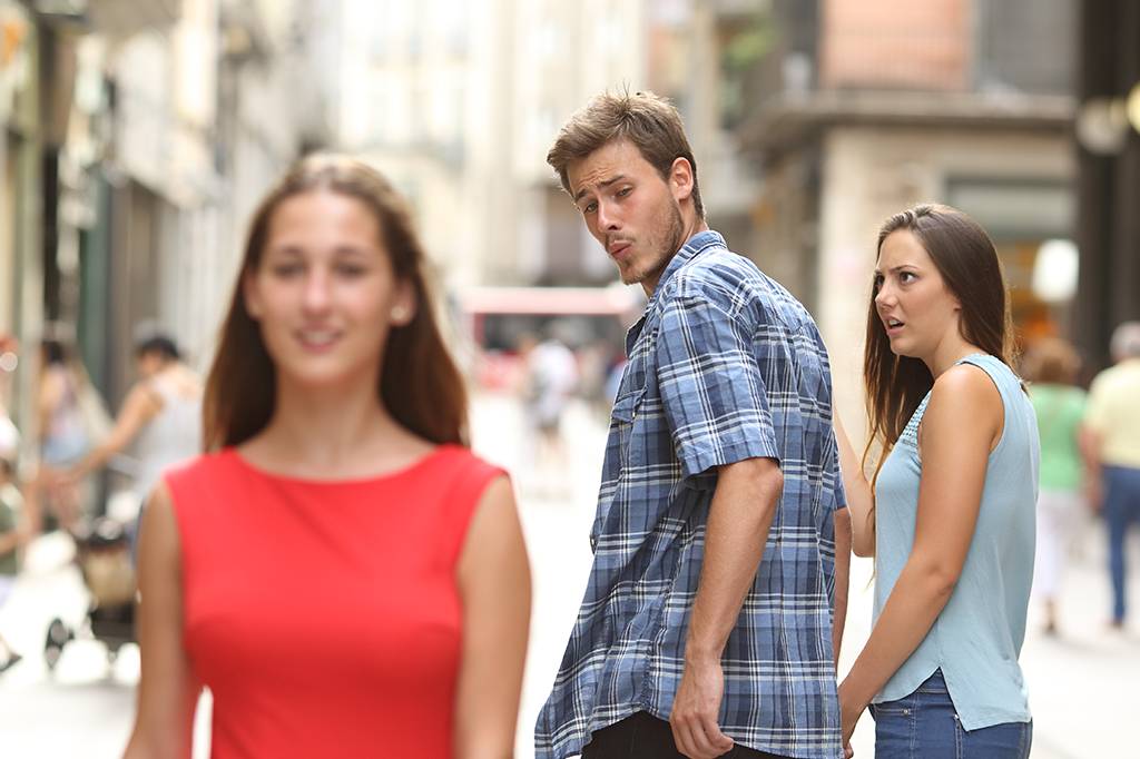 Meme do namorado distraído é usado em publicidade e acusado de machismo