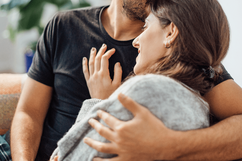 Cheirar as roupas do parceiro deixa as mulheres mais felizes
