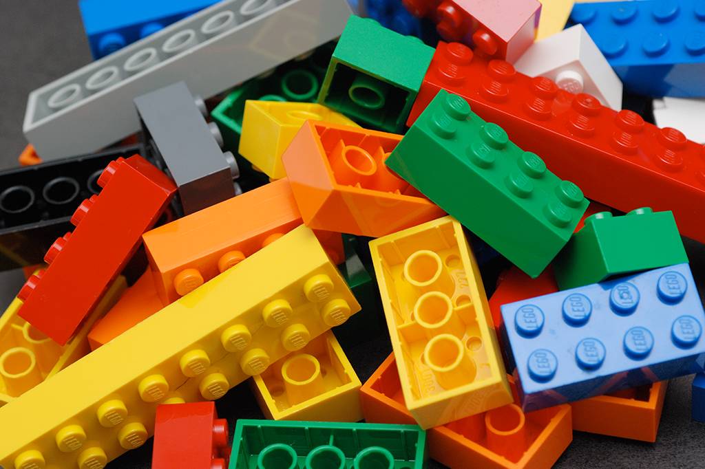 Engoliu uma peça de Lego? Saiba quanto ela demora para sair do outro lado