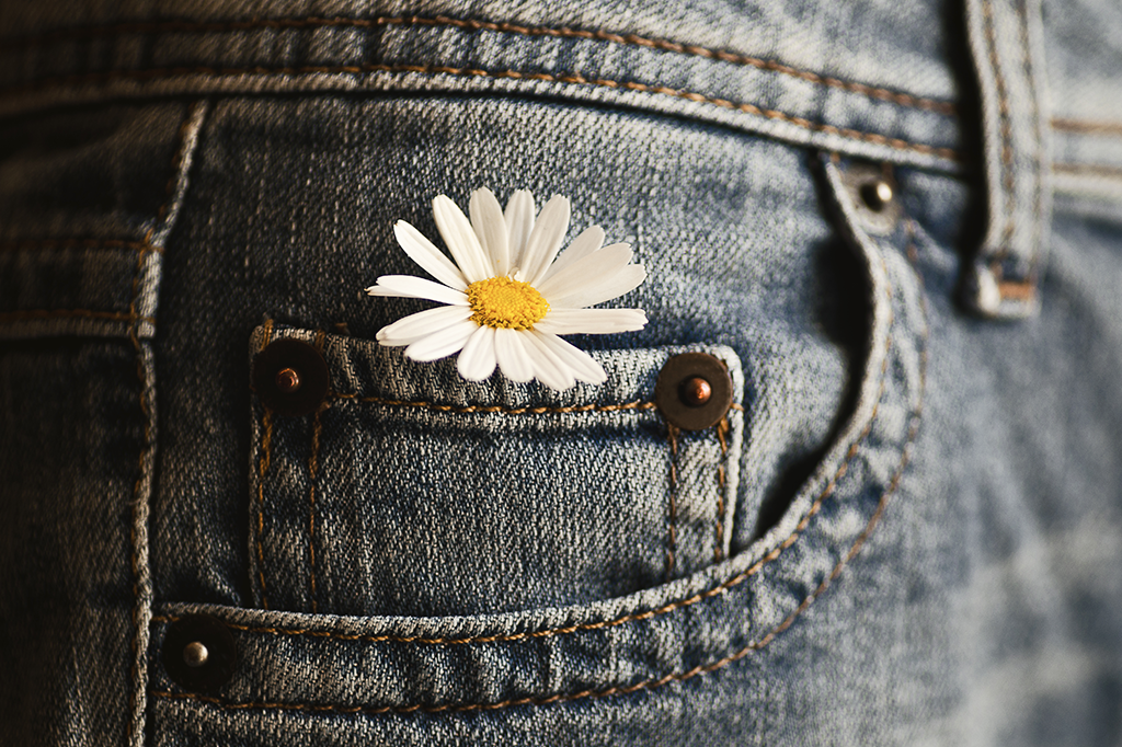 Por que calças femininas têm bolsos tão pequenos?