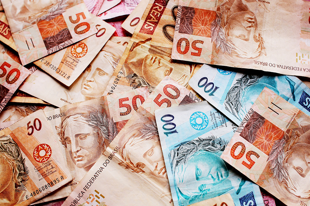 varias notas de real de diferentes valores