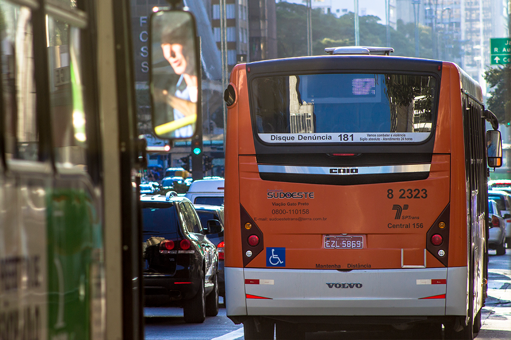 Ônibus leva multa?