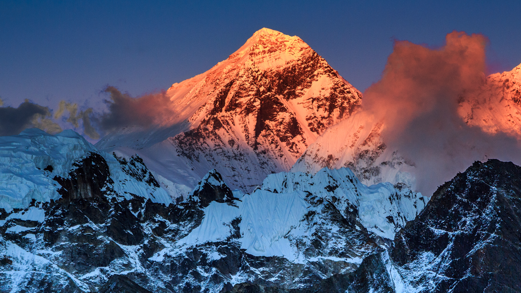 Derretimento do Everest está revelando dezenas de cadáveres