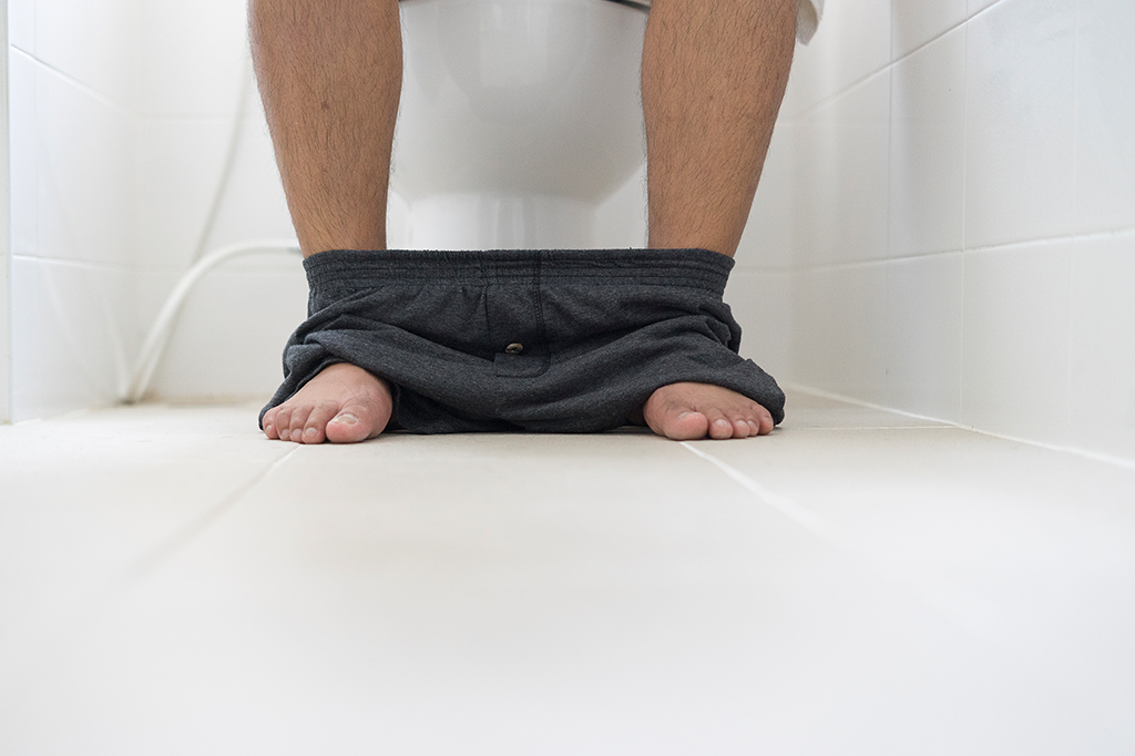 Por que tomar café dá vontade de fazer cocô?