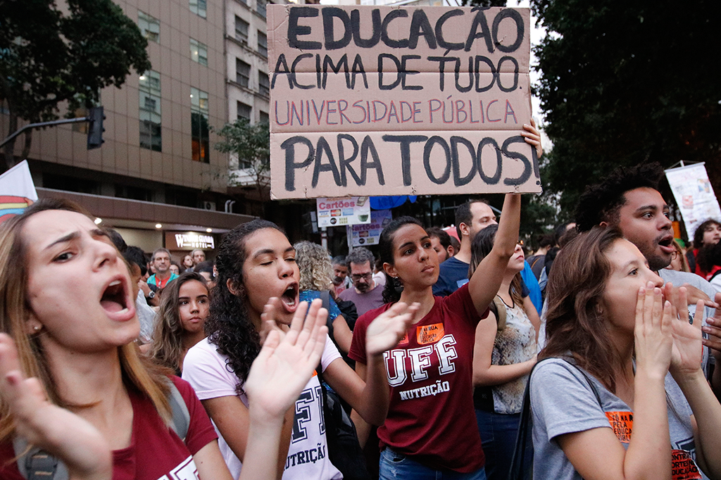 Memecracia: a força destrutiva por trás do Ministério da Educação