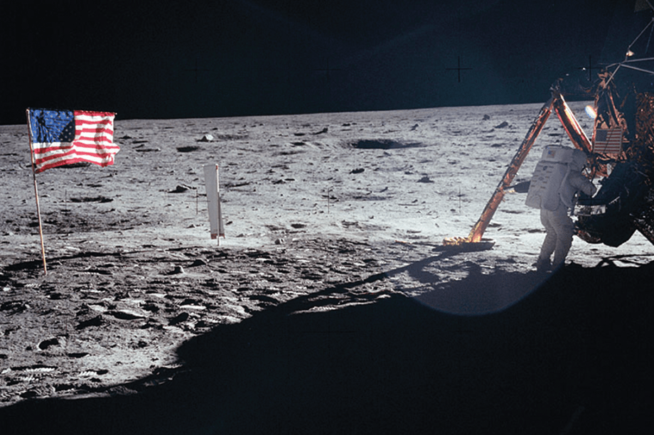 Uma das poucos fotos de Armstrong na Lua. Uma das poucos fotos de Armstrong na Lua.
