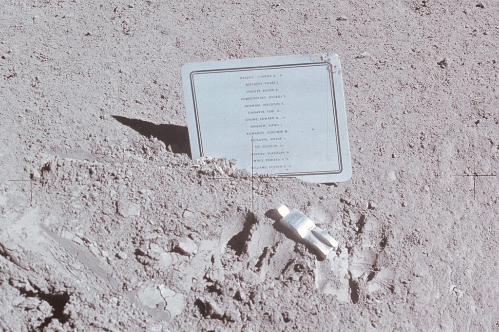 De obra de arte a saco de cocô: o que os humanos deixaram na Lua