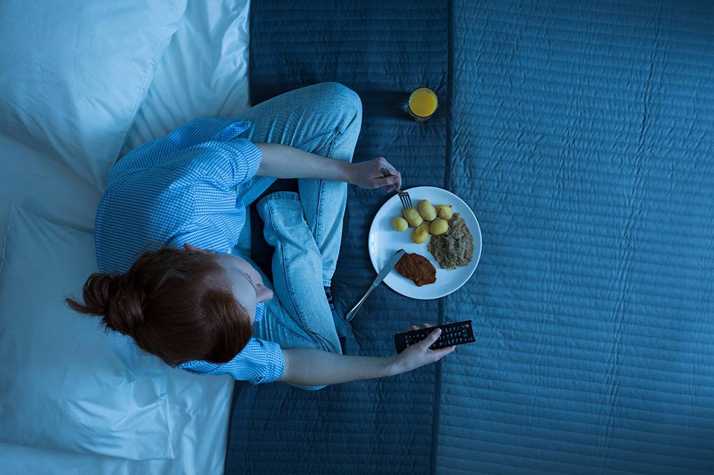 É verdade que dormir de barriga cheia dá pesadelo?