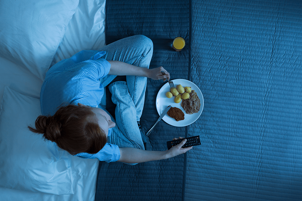 É verdade que dormir de barriga cheia dá pesadelo?