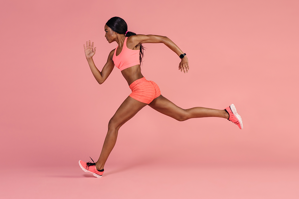 Por que andamos com os braços esticados e corremos com eles dobrados?