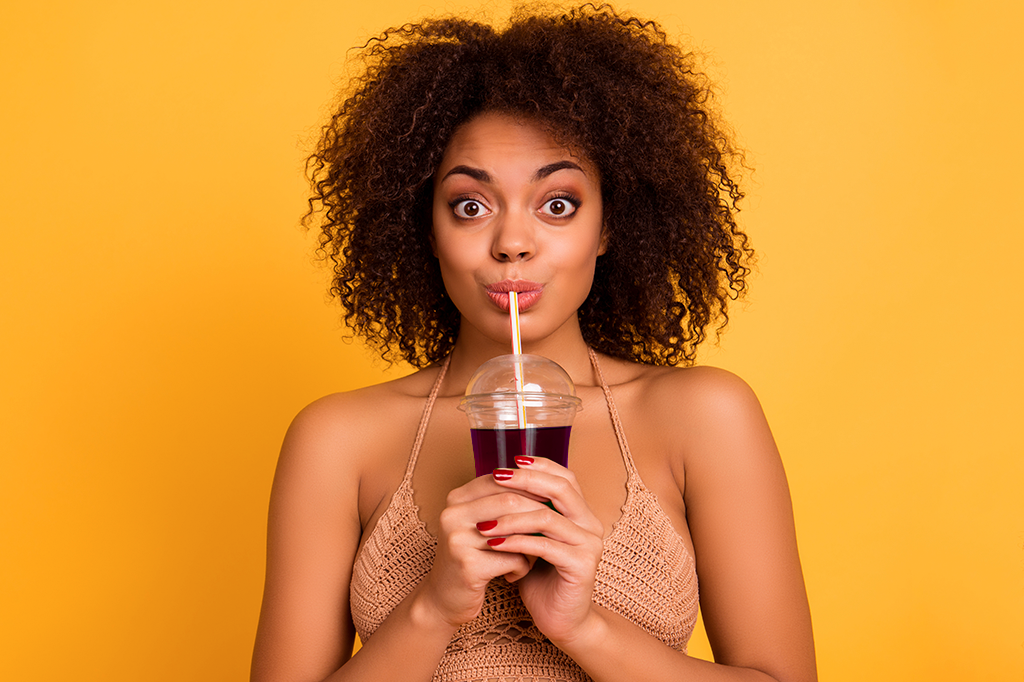 Consumo diário de refrigerantes e sucos aumenta risco de câncer, diz estudo