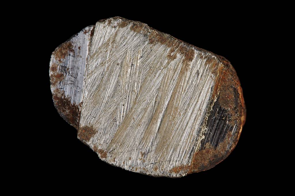 Edscottita, o mineral recém-descoberto que veio do espaço