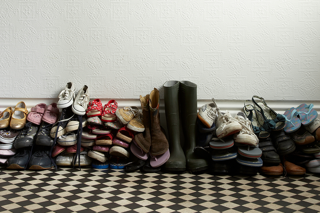 Não vale a pena tirar os sapatos ao entrar em casa. Entenda por que.