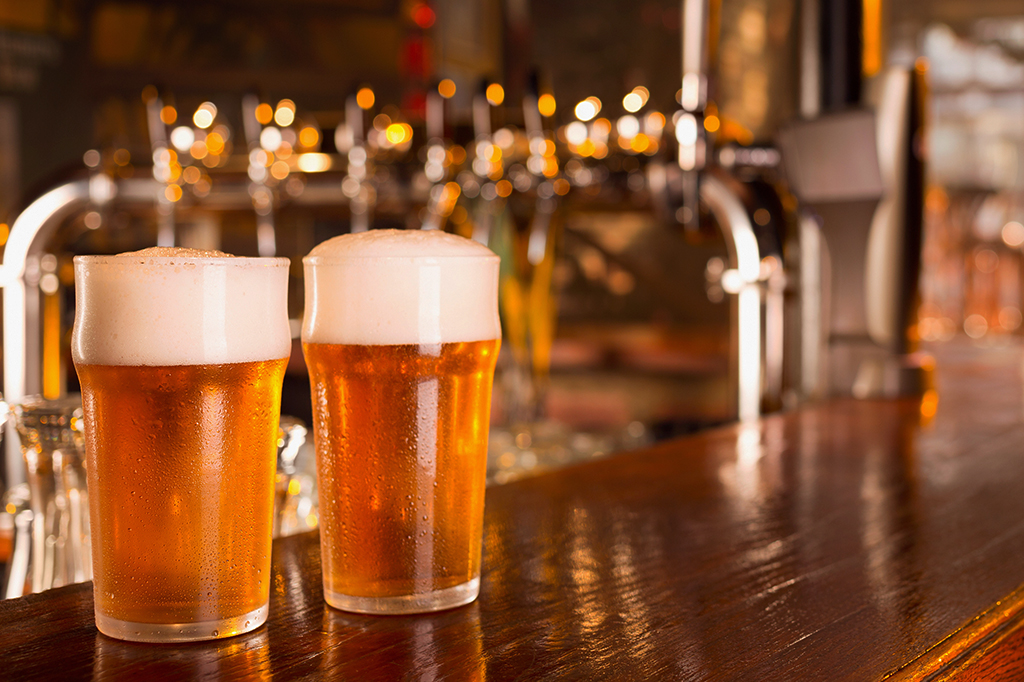 Bares britânicos vão coletar dados de clientes para rastrear covid-19