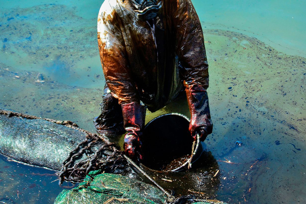 Por que é tão difícil limpar um derramamento de óleo?