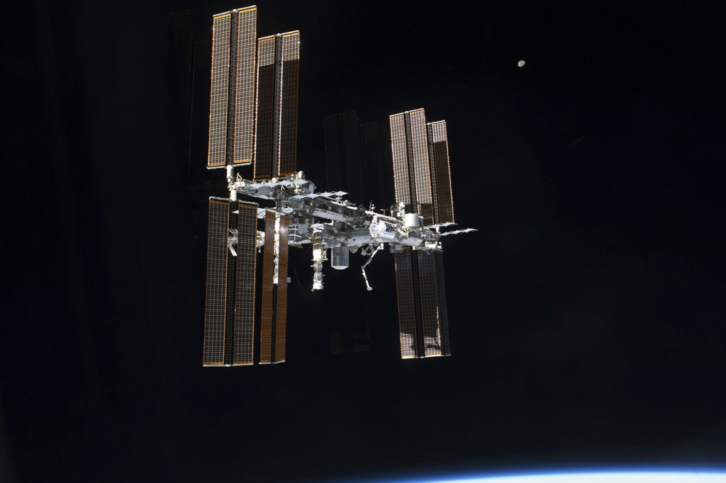 Astrounautas finalmente descobrem fonte de vazamento de ar da ISS