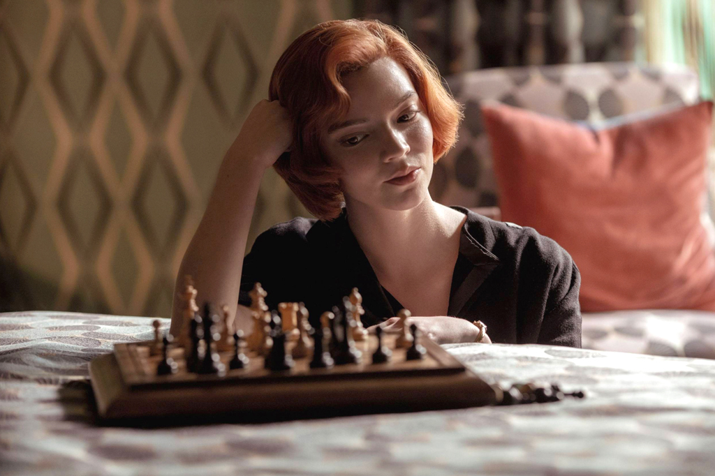 O que é o gambito da rainha? Entenda o lance de xadrez que batiza a série