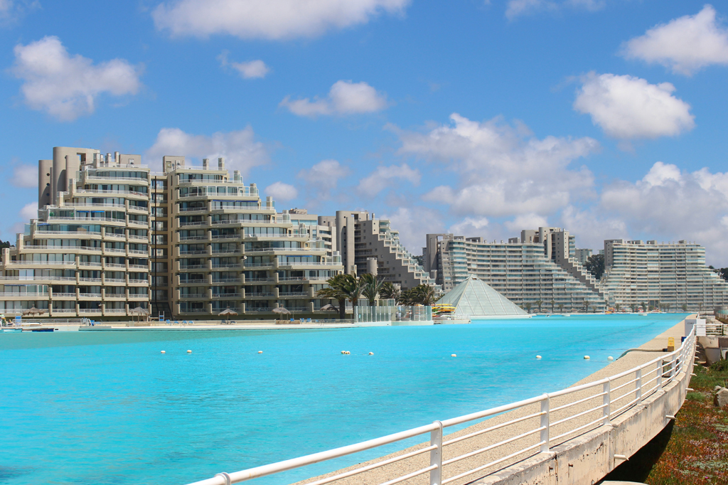 Como se limpa a maior piscina do mundo?