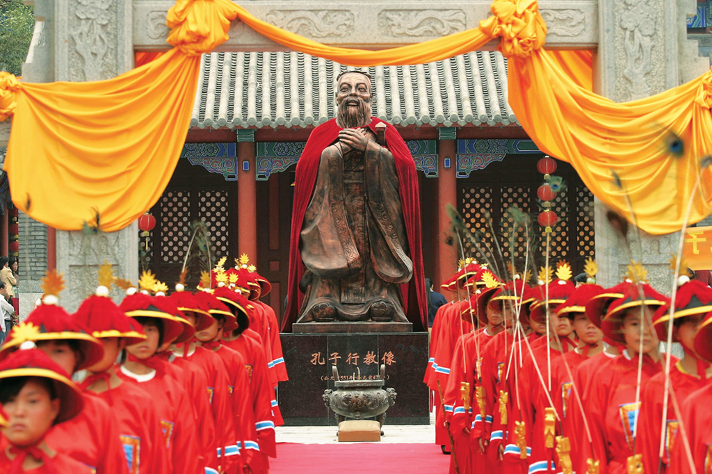 SI_China_Religioes <strong>Chineses celebram aniversário de Confúcio. Na rua, eles seguem as lições do mestre.</strong>