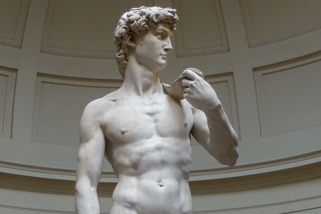 SI_DaVince_Genios_Rivais_4 <strong>REALISMO ANATÔMICO – Hoje, a estátua de Davi é considerada uma das obras mais importantes do Renascimento italiano. Feita em mármore, ela tem 5,17 metros de altura e foi esculpida com um realismo anatômico impressionante. Ficava em frente ao Palazzo Vecchio, na praça central de Florença. Em 1873, foi transferida para a Galleria dell´Accademia, onde permanece até hoje.</strong>