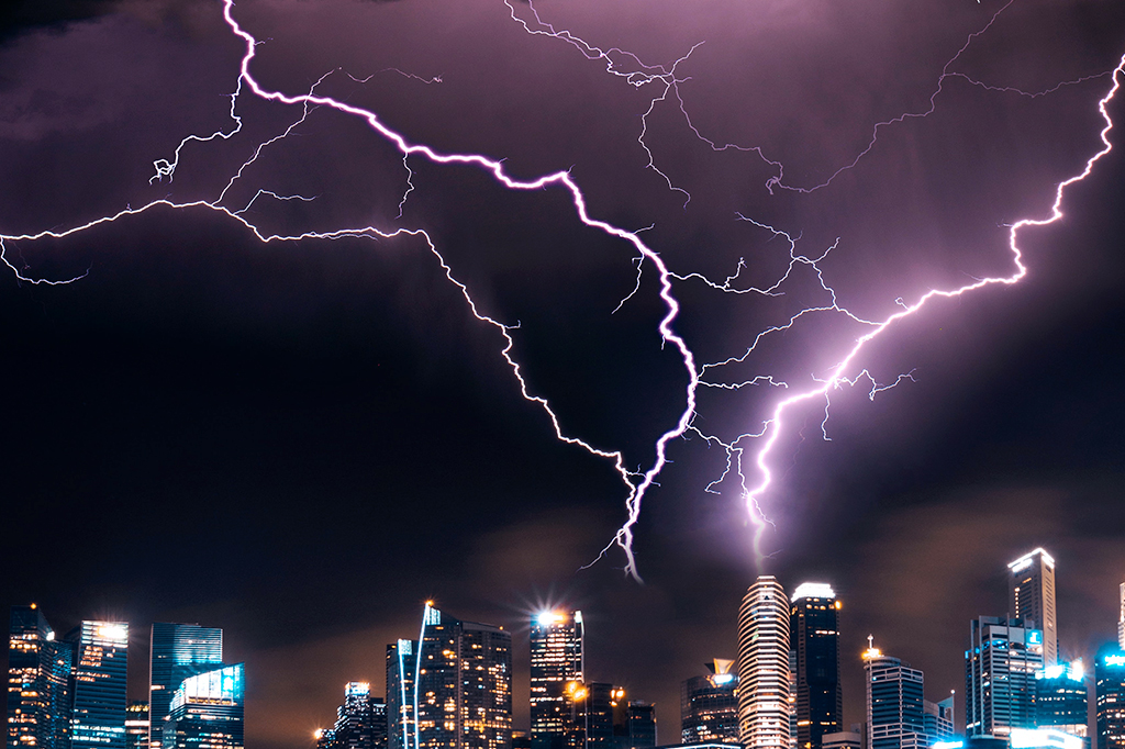 Tempestade com relâmpagos sobre arranha-céu.