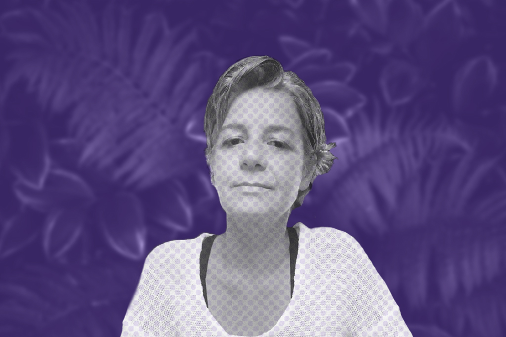 Foto de Mylene Bebert-Born recortada e em preto e branco, sobre um fundo roxo com algumas folhagens.