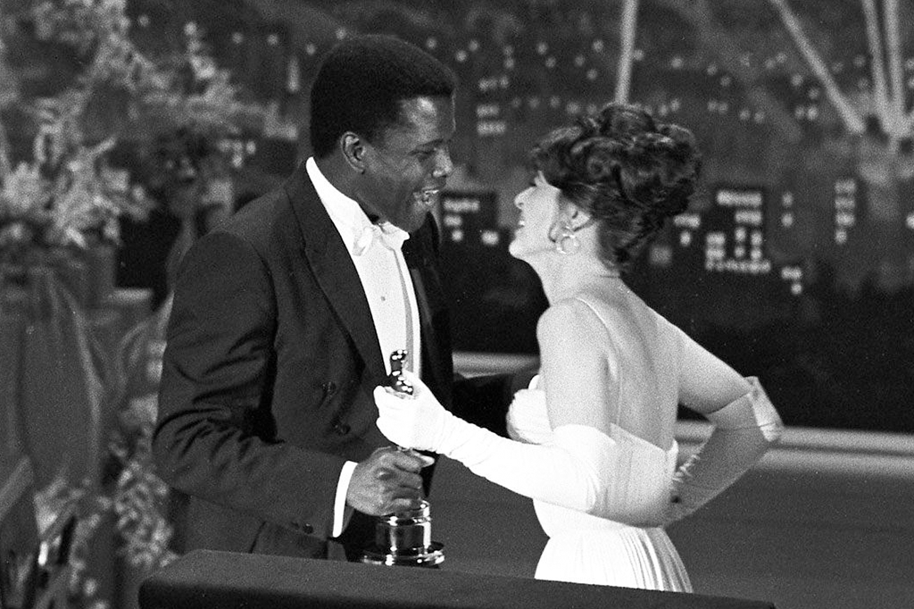 SI_426_abreplaylist_04_SITE Sidney Poitier recebendo seu Oscar, em 1964.