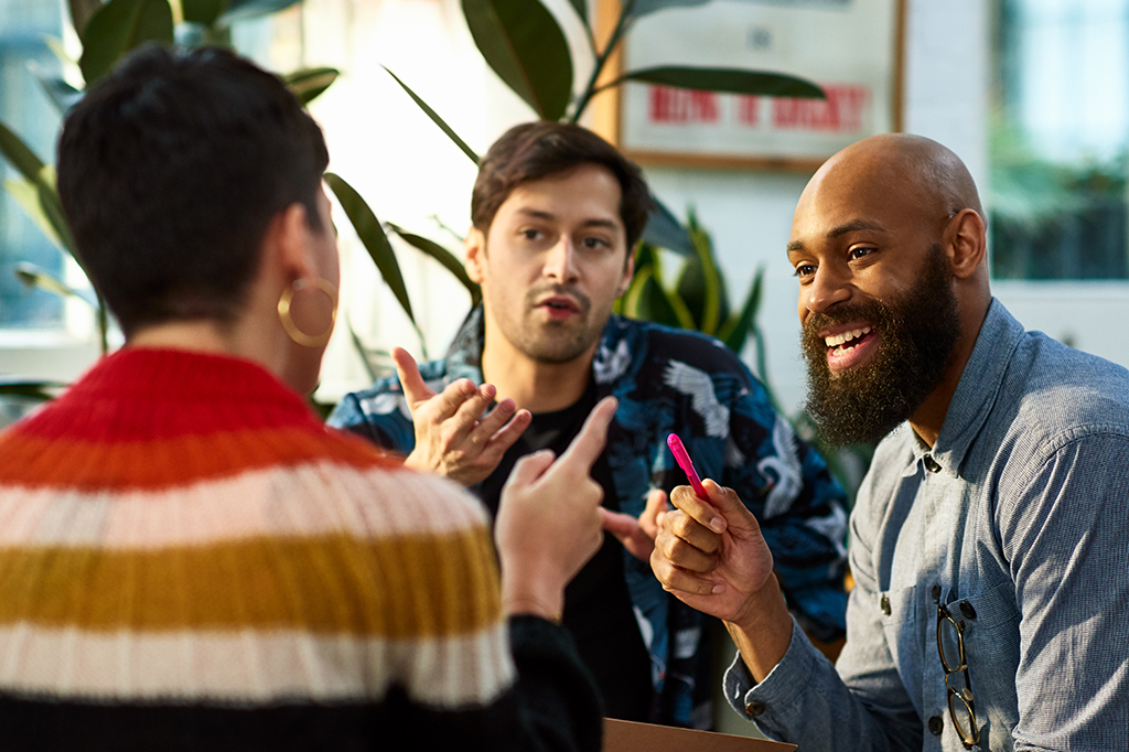 Falantes de diferentes línguas conseguem se comunicar apenas com sons vocais