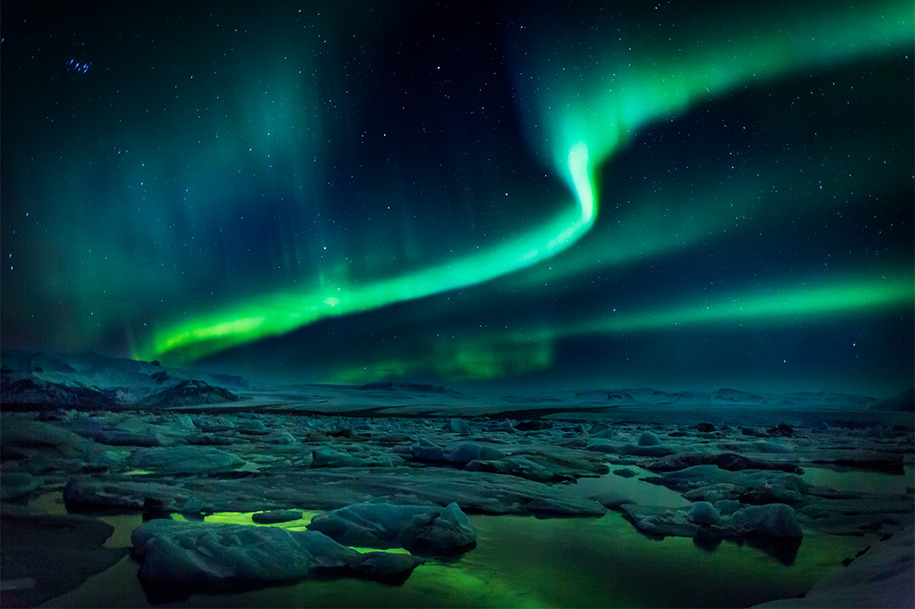 Cientistas confirmam o mecanismo por trás das auroras boreais replicando-o em laboratório Foto de aurora boreal na Região Ártica.