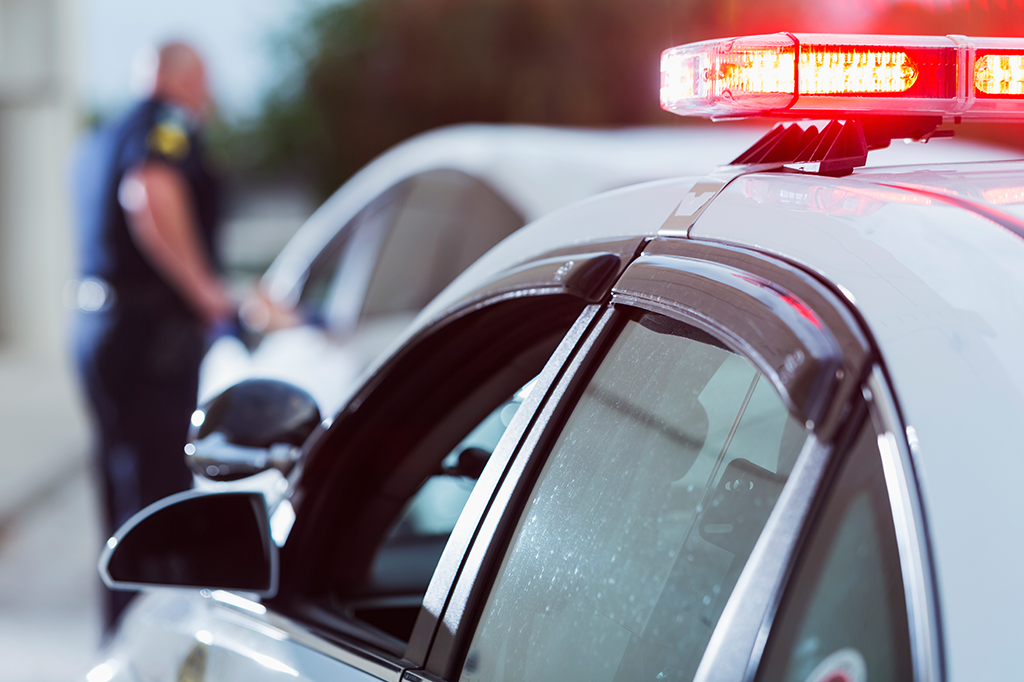 Foto de policial abordando motorista para se apossar do veículo.