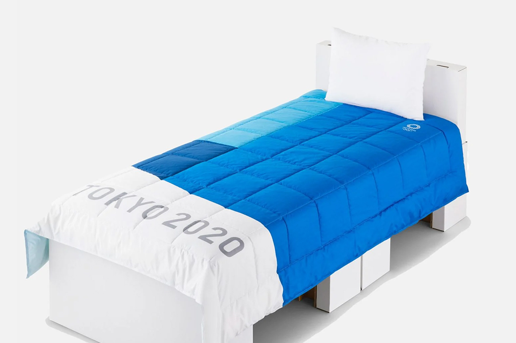 Cama de papelão onde os atletas vão dormir na Vila Olímpica.