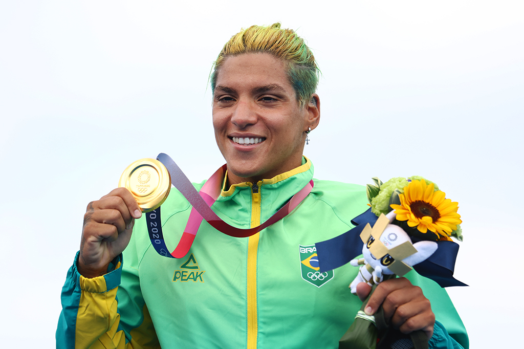 Foto de Ana Marcela mostrando sua medalha de ouro.