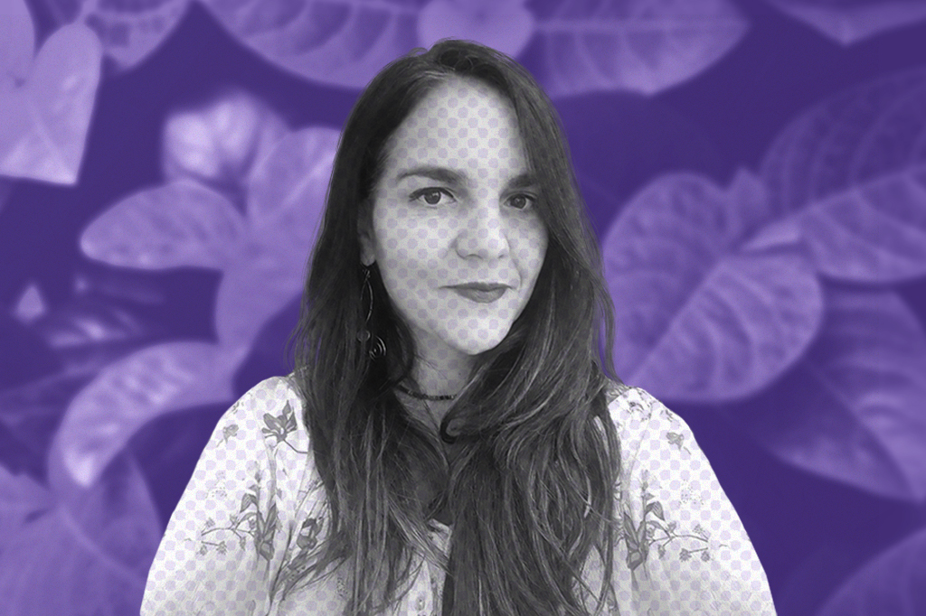 Foto de Tania Lucci recortada e em preto e branco, sobre um fundo roxo com algumas folhagens.