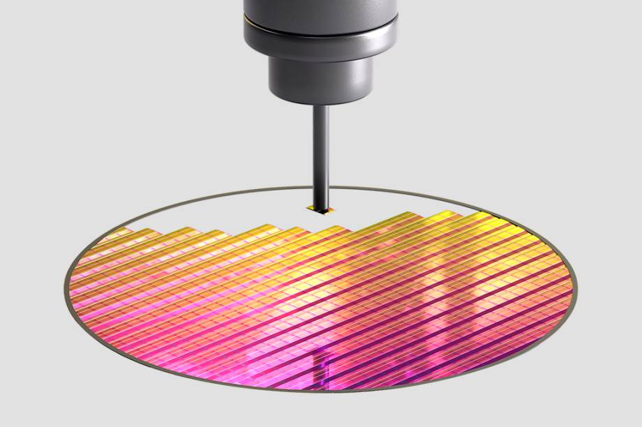 Os chips - Ao final do processo, o wafer é cortado em pedacinhos por uma outra máquina. Cada quadradinho é uma CPU ou GPU (processador de vídeo). Cada wafer rende em média 150 chips, dependendo do modelo do processador.