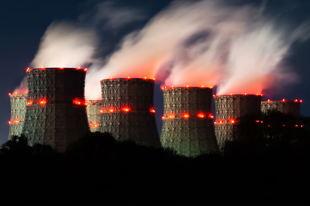 Chaminés de usina nuclear nos EUA.