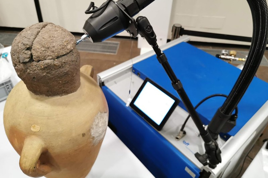 Odores em frascos de 3,4 mil anos revelam segredos de tumba egípcia 2 Um dos frascos encontrados sendo analisálido por um espectrômetro de massa.