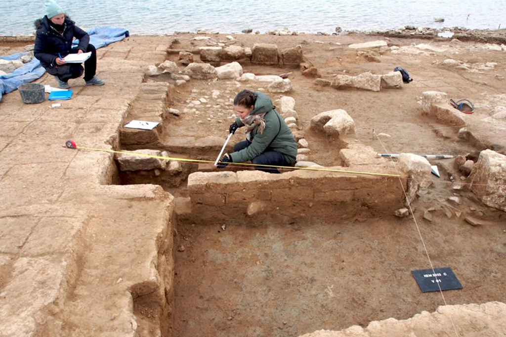 Arqueólogos encontram cidade de 3,4 mil anos no rio Tigre 2 Pesquisadoras medem local de escavação da cidade.