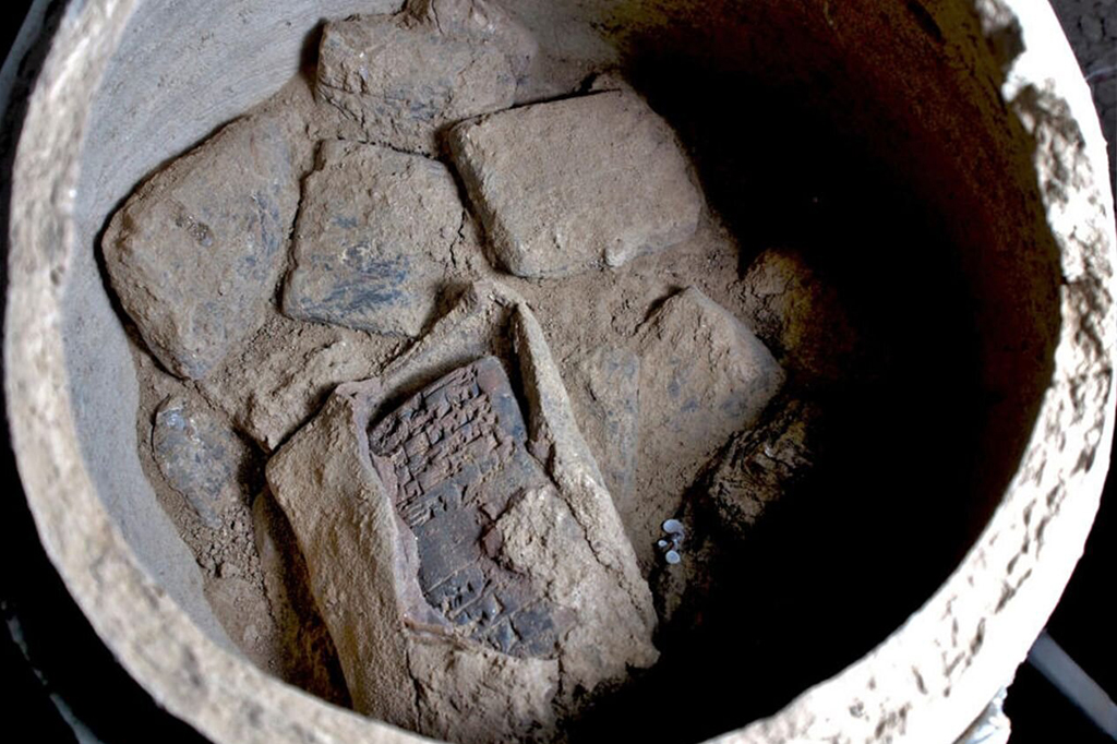 Arqueólogos encontram cidade de 3,4 mil anos no rio Tigre 3 Vaso de cerâmica onde se encontram tábuas com inscrições cuneiformes.