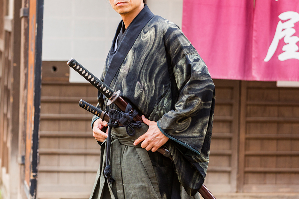 SI_439_playlist_abre3 Samurai a carater, com kimono e katanas.