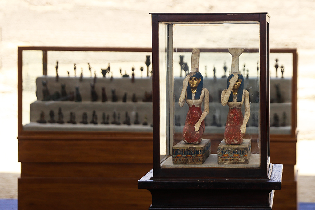 Foto de peças encontradas em Saqqara.