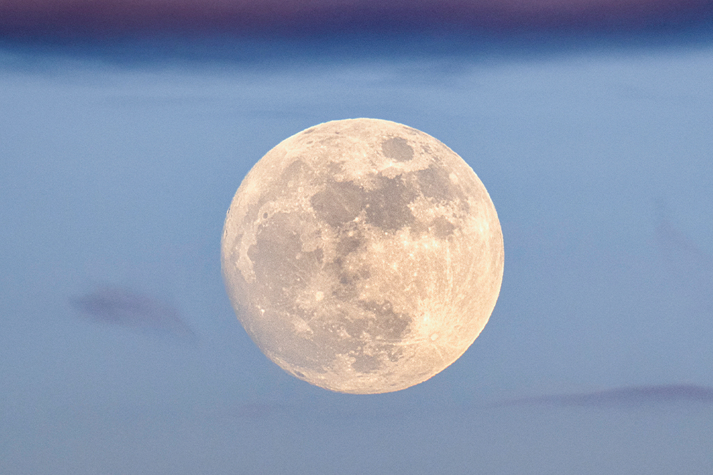 Foto de super Lua no céu.